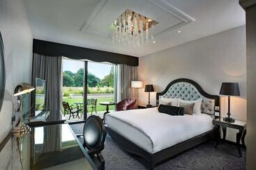 هتل Hilton London Syon Park