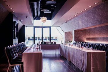 هتل Hilton London Syon Park