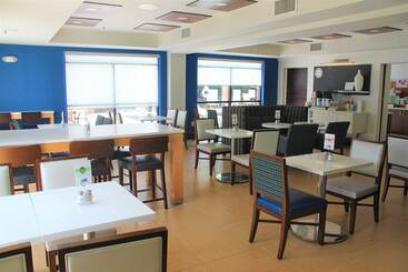 هتل Holiday Inn Express & Suites Charlotte Concord I 85, An Ihg