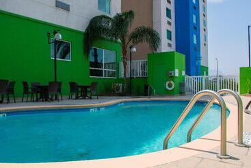 هتل Holiday Inn Express Saltillo Zona Aeropuerto, An Ihg