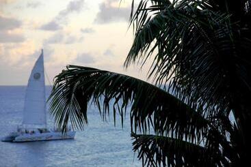 هتل Sapphire Beach Resort