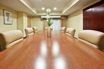 هتل Comfort Inn & Suites
