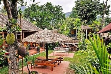 هتل Highway 20 Homestay
