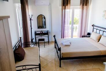 هتل Nikolakakis Rooms Lavrio
