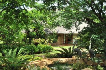 هتل Summerfield Luxury Resort & Botanical Garden