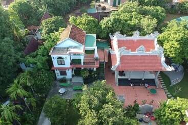 هتل Tropical Valley Homestay   Villas