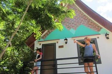 هتل Tropical Valley Homestay Villas