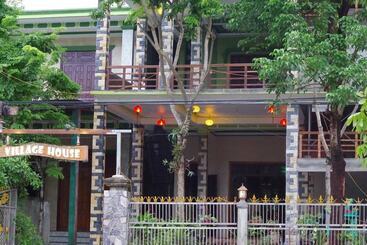 هتل Village House