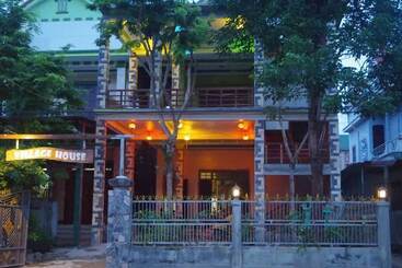 هتل Village House
