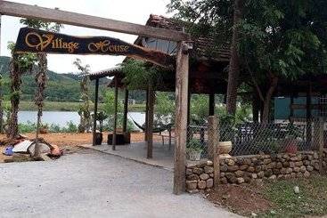 هتل Village House