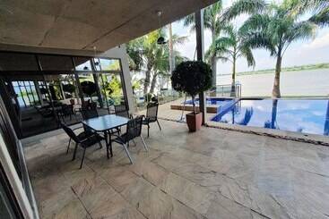 تختخواب و صبحانه Zambezi Riverside Accommodation