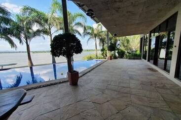 تختخواب و صبحانه Zambezi Riverside Accommodation