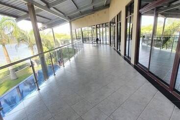 تختخواب و صبحانه Zambezi Riverside Accommodation