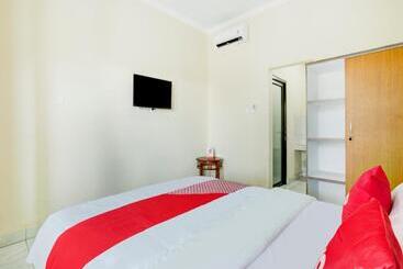 هتل Oyo 90690 Pondok Dukuh