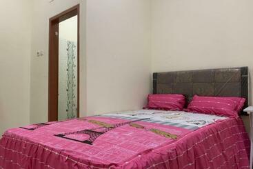 هتل Oyo 90699 Yellow White Guesthouse Palu