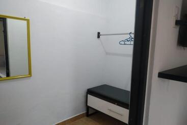 هتل Oyo 90699 Yellow White Guesthouse Palu