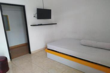 هتل Oyo 90699 Yellow White Guesthouse Palu