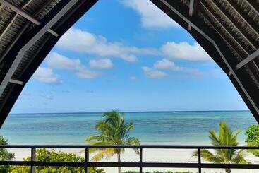 هتل Kijani Beach Villas