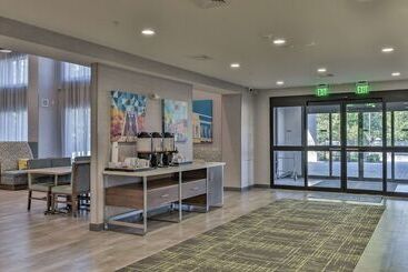 هتل Hampton Inn & Suites Keene