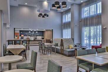هتل Hampton Inn & Suites Keene