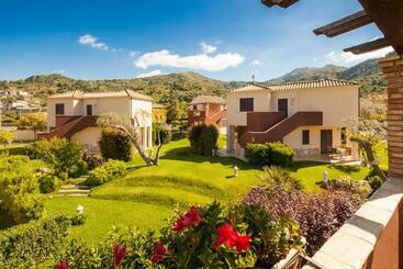 هتل Alcantara Resort Di Charme Adults Only