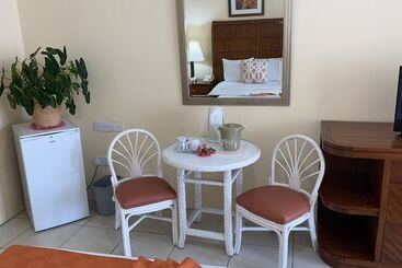 هتل Bay Gardens Inn