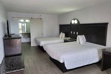 בית מלון כפרי Fairway Inn