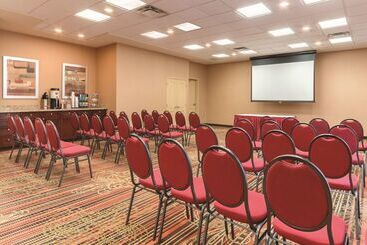 هتل Hampton Inn By Hilton Edmonton/south, Alberta, Canada