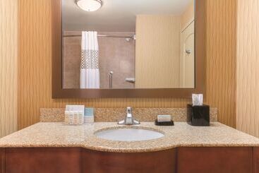 هتل Hampton Inn By Hilton Edmonton/south, Alberta, Canada