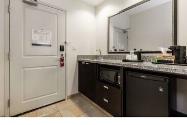 هتل Hampton Inn & Suites By Hilton Lethbridge