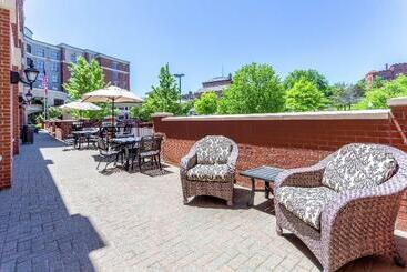 هتل Hampton Inn & Suites Saratoga Springs Downtown