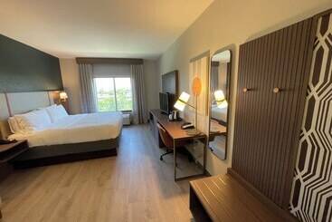 هتل Holiday Inn Express & Suites Oklahoma City Airport, An Ihg