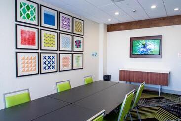 هتل Holiday Inn Express & Suites   Oklahoma City Airport, An Ihg