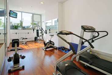 Howard Johnson La Cañada Hotel & Suites
