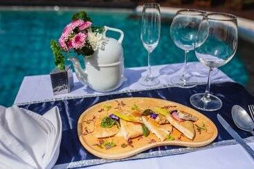 هتل Kc Beach Club & Pool Villas
