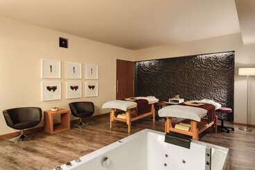 هتل Ramada By Wyndham Oradea