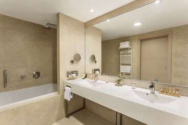 هتل Ramada By Wyndham Oradea