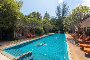Phuket Sea Resort Sha Extra Plus