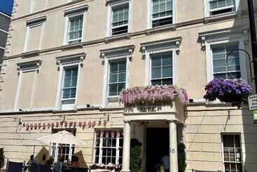 Smart Hyde Park View Hostel