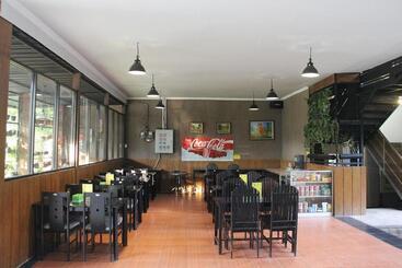 هتل Bamboe Inn 2 Homestay