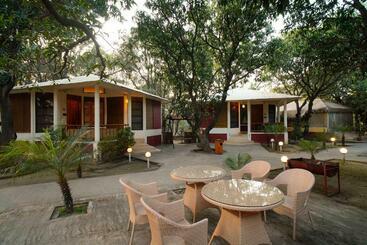 هتل Kailash Farms Earthen Life