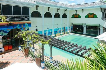هتل Reddoorz Plus @ Castle Chateau Iloilo