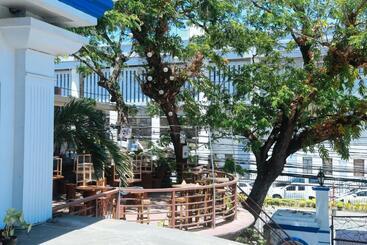 هتل Reddoorz Plus @ Castle Chateau Iloilo
