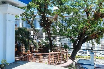 هتل Reddoorz Plus @ Castle Chateau Iloilo