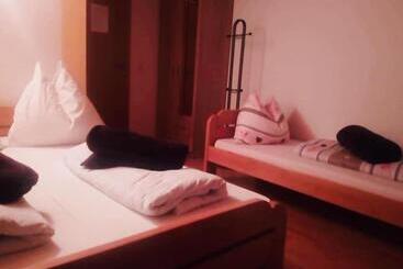 Omladinski Hotel Rostovo