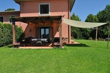 تختخواب و صبحانه Casale Vicino Al Golf Nazionale