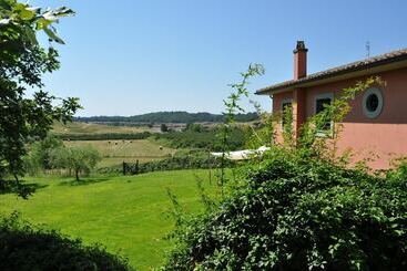 تختخواب و صبحانه Casale Vicino Al Golf Nazionale