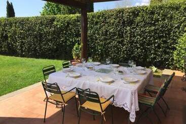 تختخواب و صبحانه Casale Vicino Al Golf Nazionale