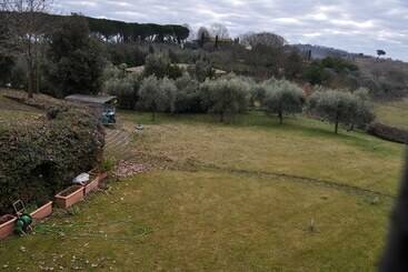 تختخواب و صبحانه Casale Vicino Al Golf Nazionale