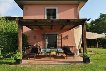 تختخواب و صبحانه Casale Vicino Al Golf Nazionale